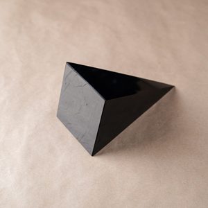 Pirámide alta de shungita pulida de 2 pulgadas (50 mm) - Product Image 4