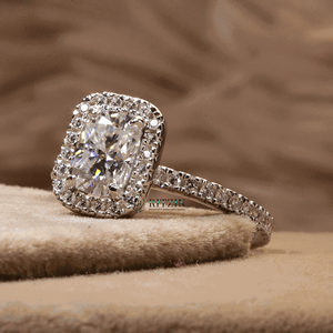 Cojín alargado y anillo de compromiso de estilo Halo oculto de corte redondo para mujer - Product Image 1