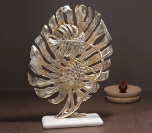 Pièce maîtresse décorative au design de feuille d'or élégante Sculpture artistique en feuille de métal pour la décoration intérieure Accent de table et utilisation de cadeaux - Product Image 1