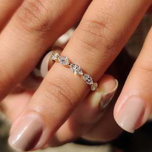 Bague de mariage en or jaune avec diamant taille marquise pureté VS, motif géométrique, bijoux raffinés pour promesses, sertie style éternité - Product Image 3