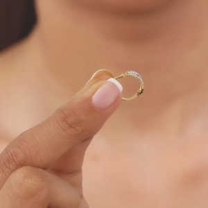 Boucles d'oreilles en or Elixir avec diamant J-Hoop - Product Image 6