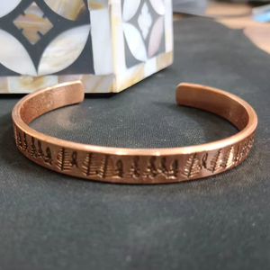 Bracciale in Rame Puro Artigianale con Design in Rilievo di Pino e Foresta, Terapia Magnetica Curativa per il Sollievo dal Dolore - Product Image 1
