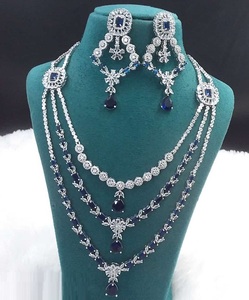 Conjunto de joyería de latón para mujer elegante mejor valorada Artesanía impresionante-Disponible a precio de exportación - Product Image 1