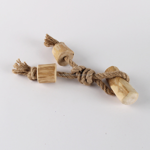 Une jouette à mâcher triple en bois durable pour chiens, offrant un nettoyage dentaire sûr, un entraînement interactif et un moyen efficace de lutter contre l'ennui - Product Image 4