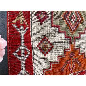 Tapis vintage Herki 3,5 x 10,6 pieds, tapis turc rouge à motifs floraux en laine - Product Image 3