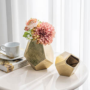 Lot de 2 vases à fleurs en métal faits à la main avec finition dorée, parfaits pour la maison et les accessoires de décoration d'hôtel, de qualité supérieure - Product Image 4
