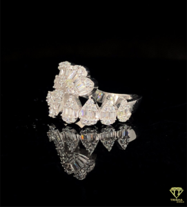 Anillo de diamantes de corazón helado hecho en plata de ley 925 adornado con diamantes de moissanita brillante para bodas y aniversarios - Product Image 2