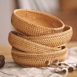 Bol de service en rotin tissé à la main robuste idéal pour les espaces de restauration à la maison de style côtier ou bohème - Product Image 1