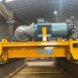 Sistema de grúa EOT de doble viga de polipasto eléctrico con capacidad de carga de 25 toneladas ideal para elevación industrial y manipulación de materiales - Product Image 1