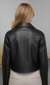 Veste en cuir noire courte minimaliste pour femmes, style moto, respirante, rembourrage en coton, larges revers, style streetwear - Product Image 5