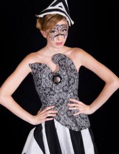 Jupe asymétrique élégante en taffetas avec appliques en dentelle, longueur genou, pour soirée, fabriquée en Italie, anti-statique naturel - Product Image 2