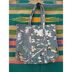 Bolsa de Mano Extra Grande Acolchada de Algodón, Reversible, para Fin de Semana, con Diseño Floral en Blanco y Gris, Resistente, para Compras - Product Image 3