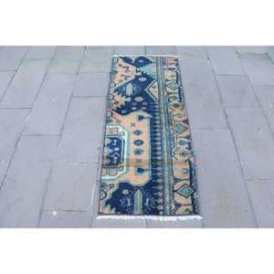 Alfombra Turca de 1.9x4.8 pies, Alfombra Vintage de Lana con Bordes Azules y Marrones - Product Image 1
