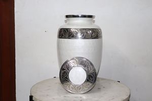 โกศเพลิงศพโลหะอลูมิเนียมขนาดใหญ่คุณภาพดีที่สุดมุกสีขาวพร้อมแกะสลักกุหลาบสีเงินรุ่น CU1 สําหรับผู้ใหญ่ - Product Image 4