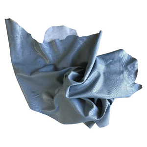 Venta al por mayor de cuero de vaca genuino suave esconde piel de serpiente en relieve azul artesanía de alta calidad para zapatos sofás muebles de cuero OEM - Product Image 3