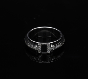 Anillo de Oro Blanco de 14K con Diamantes Naturales, Diseño Moderno con Centro Ranurado, Diamantes de Corte Brillante Engastados en Pavé, Clásico para Mujer - Product Image 1