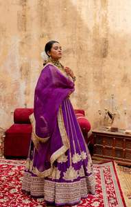 Qualité d'exportation Élégant Chinon Lehenga Choli avec Dupatta Idéal pour les festivals Sangeet et les fonctions d'engagement disponibles à la vente - Product Image 5