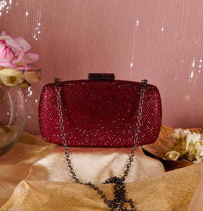 Pochette élégante en métal à mailles dorées avec forme rectangulaire et poignée supérieure disponible au prix de gros. - Product Image 3