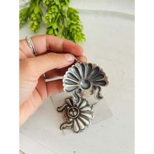 Pendentif Concho Vintage Navajo Fait Main en Argent Sterling, Motif Fleur Goutte d'Eau, pour Fêtes, Tendance, avec Topaze, Rubis, Diamant, Perle - Product Image 5