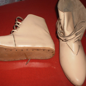 Zapatos medievales de seguridad informales con logotipo personalizado 100% de cuero genuino 2024 de alta calidad con diseño OEM - Product Image 2