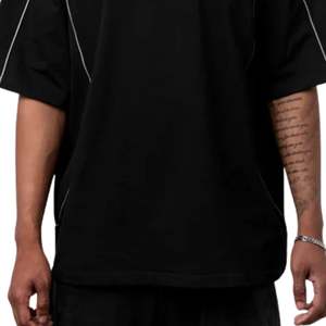 เสื้อยืดผู้ชายทรงโอเวอร์ไซส์สไตล์ฟุตบอล ผ้าคอตตอน 270GSM ทรงดรอปโชว์เดอร์ สตรีทแวร์ พร้อมปักตราบนหน้าอก - Product Image 5