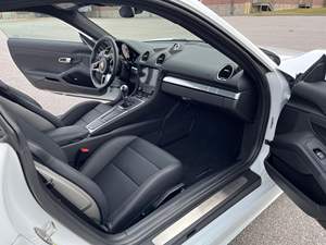 2024 718 Cayman S, Transmisión Manual de 6 Velocidades, Motor Turbo de 350 hp y 4 Cilindros, Paquetes Sport Chrono y Premium, Sin Modificar - Product Image 5