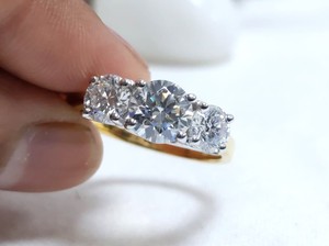 แหวนหมั้นเพชรแบบสามเม็ดสำหรับผู้หญิงแหวนทองคำแข็ง14K ทรงมนสำหรับปลูกในห้องปฏิบัติการ2.55 CT - Product Image 4