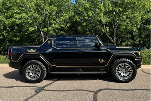 Vehículo Usado a Precio Accesible - Volante a la Izquierda |   Volante a la derecha |   BANDITTSS-THEMEDDSS 2024 G M C HUMMERRRSSS EV 3X PICKUPPPSS - Product Image 2