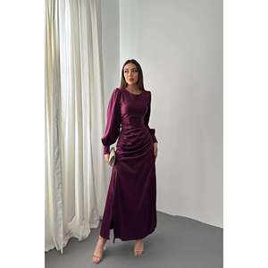 Robe fourreau en satin violet, taille naturelle avec fronces latérales et fente, vente en gros - Product Image 3