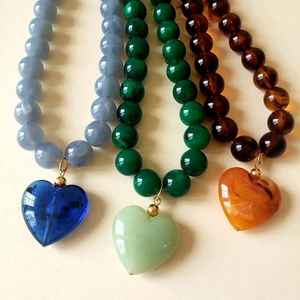 Elegante Collar de Resina Transparente Ecológico con Diseño de Ángel, Copos de Oro y Patrón de Modelo - Product Image 4