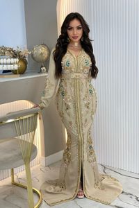 TRABAJO DE BORDADO ZARDOZI COLORIDO Y HERMOSO EN UN VESTIDO CAFTÁN CORTADO CON PESCADO CON ESTILO PARA FIESTA Y Boda = 2024 - Product Image 2