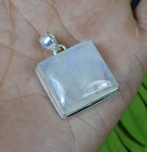 จี้หินจูเนสเตอร์สีเงินแท้สำหรับ925พร้อมจี้พลอยสีขาวรุ้งมูนสโตนจี้ทรงสี่เหลี่ยมกรอบการตั้งค่าเสน่ห์ - Product Image 2