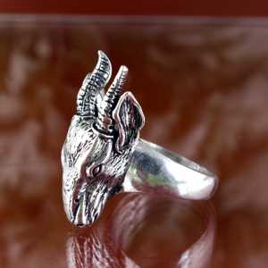Nouvelle Arrivée Bague Tendance Gothique Chèvre pour Homme, en Laiton, Finition Argent Oxydé, Bijou Animalier Punk, Bague Motard pour Vente en Gros/OEM/ODM - Product Image 3