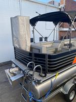 Bateau de tourisme panoramique de luxe de 19 pieds en aluminium avec console centrale pour divertissement, pêche et sports, moteur hors-bord de 80 CV