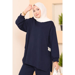 Conjunto Casual Azul Marino de Dos Piezas Oysho con Detalle de Emblema y Abertura Asimétrica, Traje con Pantalones Cortos - Product Image 2
