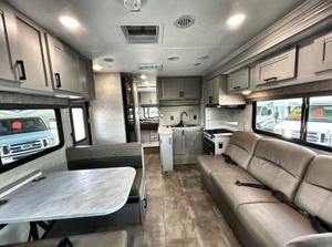 Camping-car de luxe confortable 1FDXE4FN8RDD30710 d'occasion, modèle 2025, classe C, avec cuisine complète, salle de bain et espace de couchage pour 6 personnes - Product Image 2