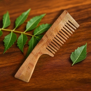 Peine para Cabello de Madera Natural Pulida, Agarre Cómodo para un Flujo de Cabello Suave, Peinado Diario sin Enredos, Color y Logotipo Personalizables - Product Image 4