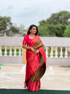 Sari de Seda de Diseño con Tejido Zari y Diseño Meenakari para Ocasiones Festivas - Product Image 4