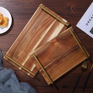 Plateau de service en bois design avec texture polie, idéal pour servir des aliments et embellir la décoration de table - Product Image 2