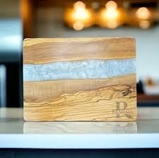 Planche à découper en résine bleue Top Premium avec poignée Planche à découper de service en bois de manguier exportée par Aaliyan Impex - Product Image 2