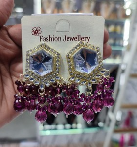 BOUCLES D'OREILLES INDIENNES TRADITIONNELLES ET À LA MODE BOUCLES D'OREILLES PLAQUÉES OR KUNDAN AVEC PERLES ET BOUCLES D'OREILLES BOLLYWOOD POUR FEMMES ET FILLES - Product Image 4