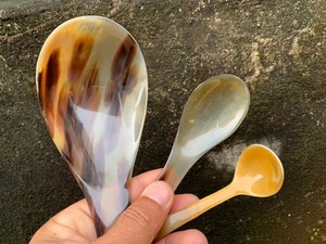 Cuillère en corne d'animal polie, authentique, artisanale et écologique - Durable, élégante et unique pour une utilisation en cuisine par Crescent Crafts - Product Image 4