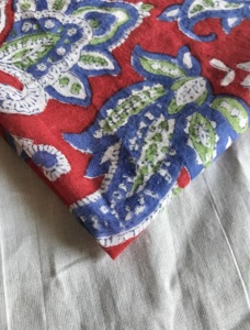 Tela de Algodón Estampada a Mano con Diseño Floral Paisley en Rojo, Azul y Verde |   Textil Étnico Indio - Product Image 4