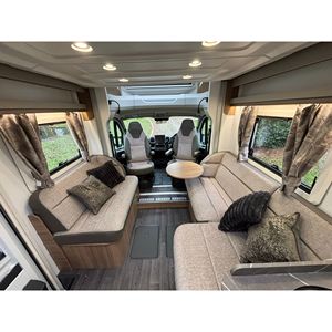 Autocaravana Bailey Autograph 72-2 con Transmisión Automática, Construcción de Aluminio y Equipamiento de Cocina - Product Image 6