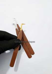 Pince à épiler professionnelle pour extensions de cils, en acier inoxydable, avec revêtement en poudre marron à 90 degrés, poignée diamantée, instrument de beauté - Product Image 4