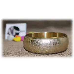 กำไลข้อมือทองเหลืองสำหรับผู้หญิงกำไลข้อมือแฟชั่น rexine ดีไซน์รูปงูทองแบบดั้งเดิม - Product Image 1