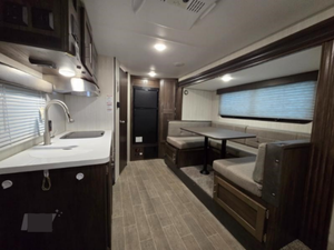 NEATLY USED 2020 F-O-R-E-S-T RV R-I-V-E-R WOLF PUP BLACK LABEL 16PF DISPONIBLE À LA VENTE - Product Image 3