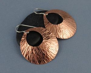Pendientes de cobre indios hechos a mano para uso festivo con aspecto oxidado único con patrones de diseño tradicional - Product Image 2