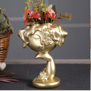 Urna con acabado en latón antiguo con intrincados patrones florales grabados a mano. Disponible a precios de mayoreo. - Product Image 6