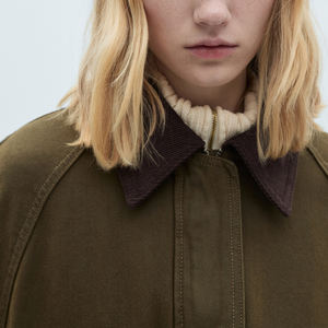 Veste décontractée pour femme en vert olive, style moderne avec fermeture éclair, style de vêtement de travail, avec col contrasté pour un look élégant au quotidien et urbain - Product Image 4